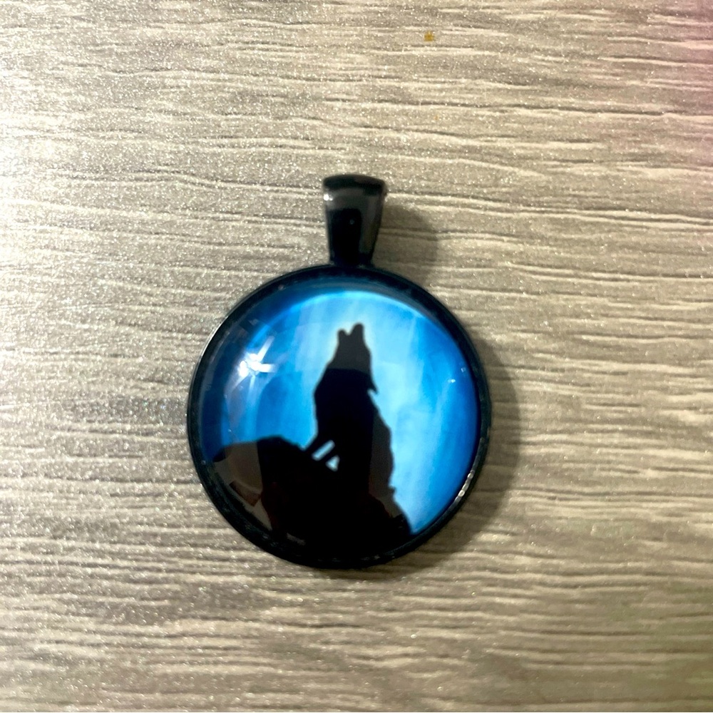 RARE✨ VINTAGE Howling Wolf Art Glass BLUE Pendant Black